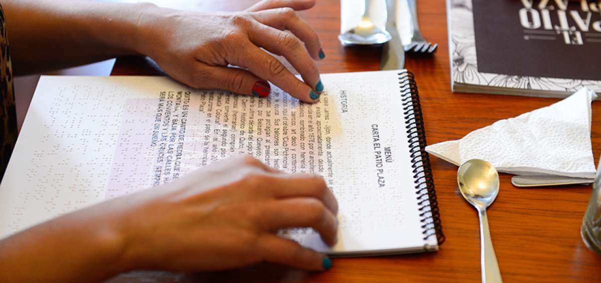 Los comensales no videntes ya pueden hacer su pedido despu&eacute;s de leer el men&uacute; en braille.  