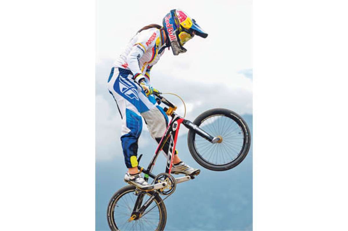 La colombiana Mariana Paj&oacute;n se eleva con su bicicleta durante el Campeonato Sudamericano realizado el fin de semana en Quito.