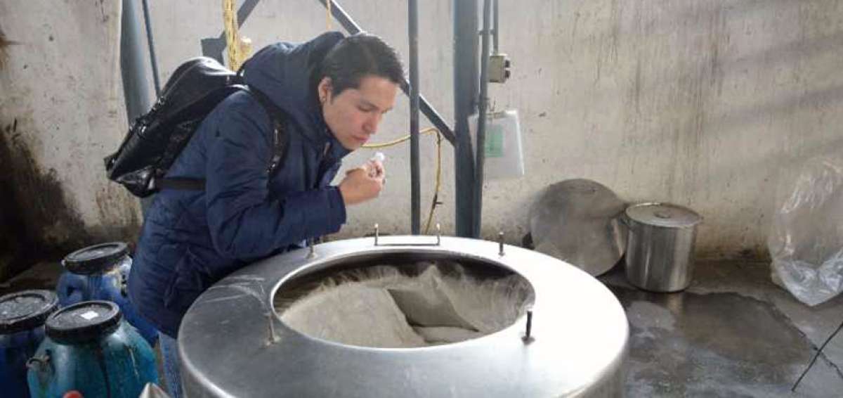 Jorge Luis Cuyubamba actualmente desarrolla sus estudios en China, donde reside y estudia. En la gr&aacute;fica realiza pruebas en su laboratorio.  