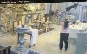 La imagen muestra el momento en que la imagen religiosa cae. La mujer fue detenida en la iglesia.