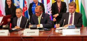 El vicepresidente Jorge Glas (cen), Peter Ziga (der.) de la UE y Jos&eacute; Rivera (izq.) de Colombia, firmaron el texto.