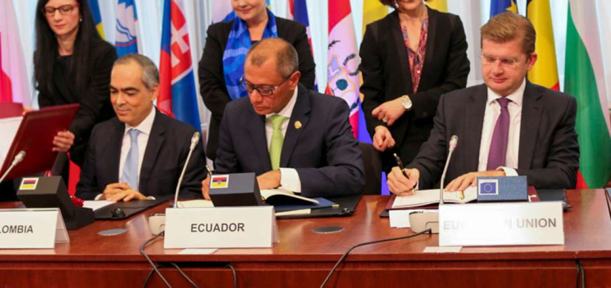 El vicepresidente Jorge Glas (cen), Peter Ziga (der.) de la UE y Jos&eacute; Rivera (izq.) de Colombia, firmaron el texto.