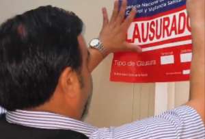 Técnicos de la Arcsa ejecutaron operativos en establecimientos de cadena de supermercados tras denuncia de presencia de cucarachas.