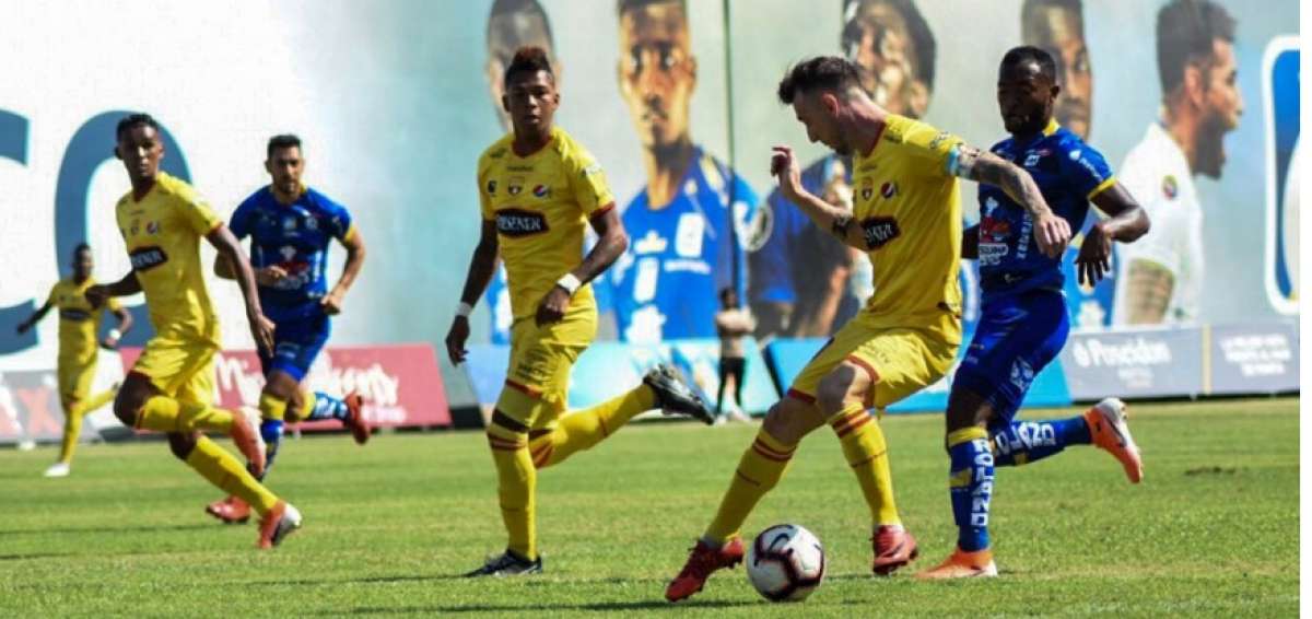 Dos autogoles clasifican a Barcelona a los playoff