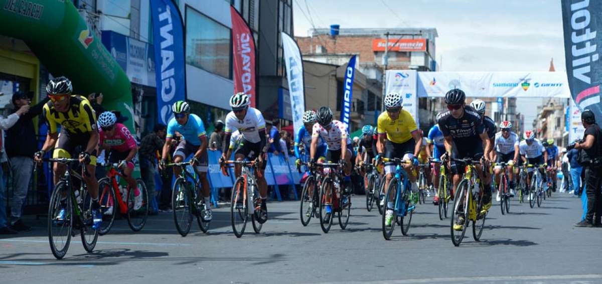 El ciclista espa&ntilde;ol, &Oacute;scar Sevilla (amarillo) durante la &uacute;ltima etapa de la Vuelta al Ecuador, en Tulc&aacute;n.