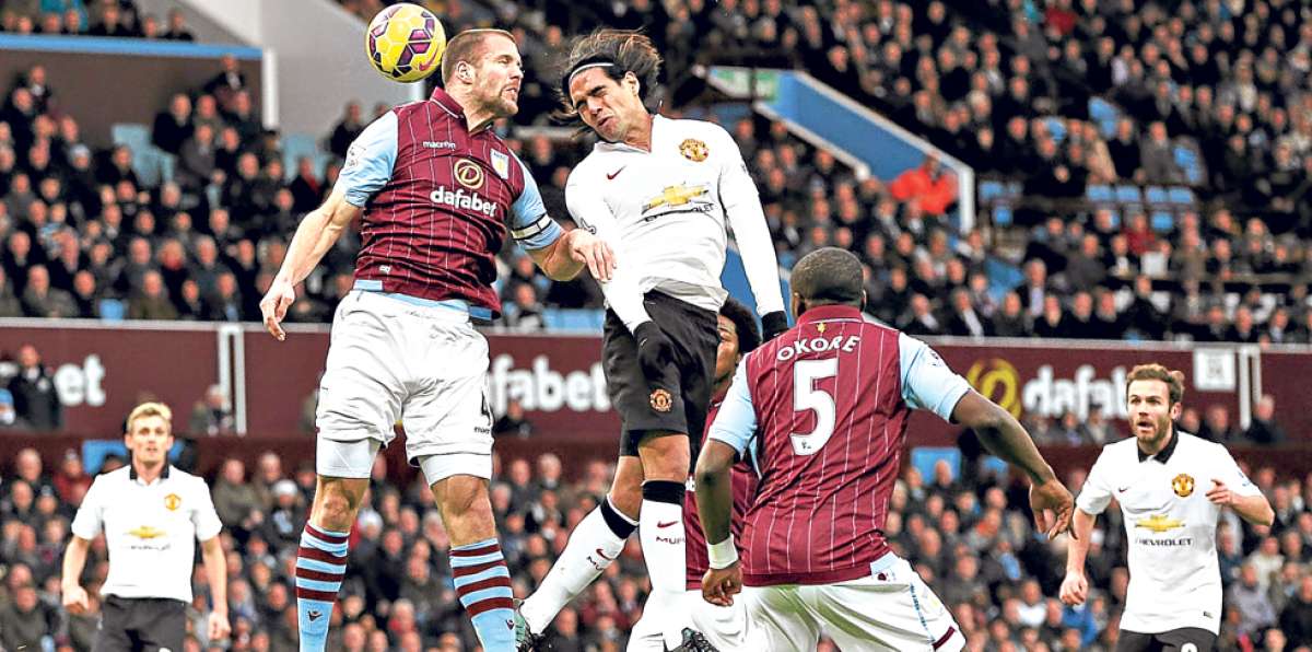 El defensor holand&eacute;s, Ron Vlaar (i), disputa con el atacante colombiano Radamel Falcao una pelota llovida al &aacute;rea del Aston Villa. Foto: AFP
