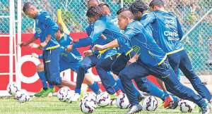 Los jugadores de la Tricolor efectuaron piques en la cancha Christian Ben&iacute;tez, de la Casa de la Selecci&oacute;n. Foto: Daniel Molineros / El Tel&eacute;grafo