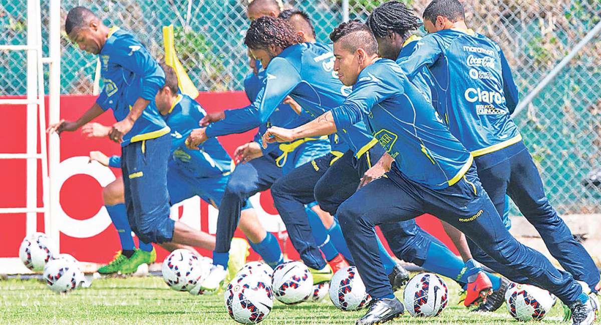 Los jugadores de la Tricolor efectuaron piques en la cancha Christian Ben&iacute;tez, de la Casa de la Selecci&oacute;n. Foto: Daniel Molineros / El Tel&eacute;grafo