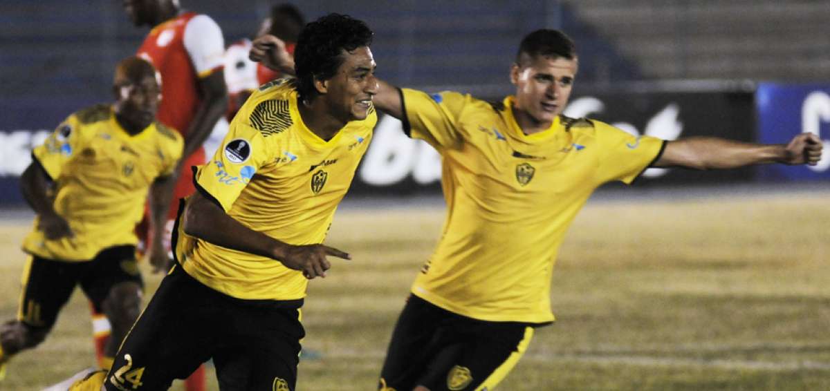 El delantero Byron Cano (izq.) marc&oacute; el gol del empate, de penal, en el partido de ida contra Santa Fe, disputado en el estadio Alberto Spencer de Guayaquil.