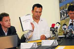 El subsecretario Alexis Valencia (centro) particip&oacute; en la apertura de sobres con las ofertas. Foto: Santiago Aguirre/El Tel&eacute;grafo