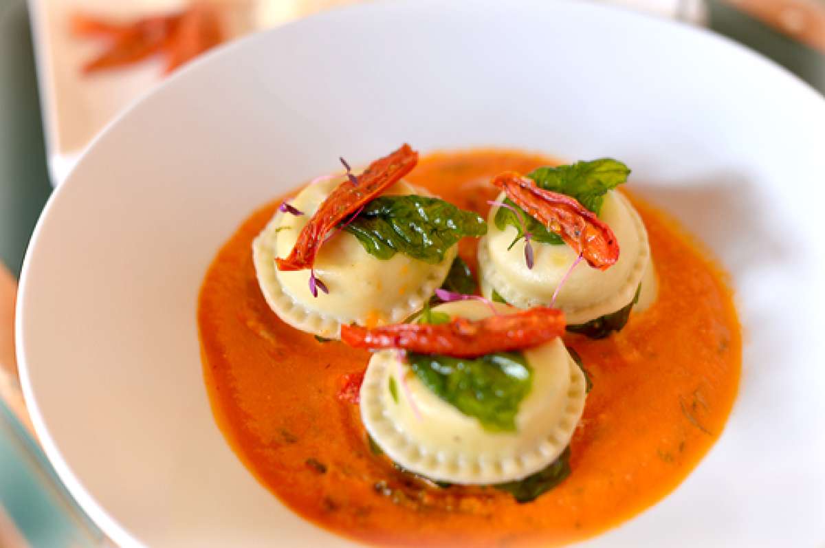 2.	Sorrentino, o raviol redondo, es una pasta rellena tradicionalmente de jam&oacute;n cocido y quesos.