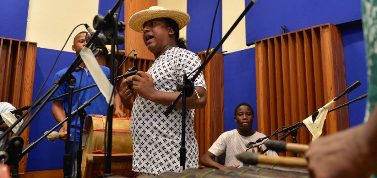 En compa&ntilde;&iacute;a de otros m&uacute;sicos, Carlos Valencia Lastra (centro) canta ritmos tradicionales de su pueblo que son grabados por la Universidad de las Artes para su difusi&oacute;n cultural.