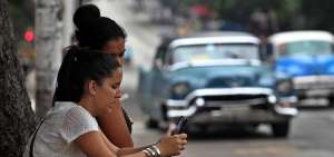 Dos ciudadanas navegan por internet usando una red Wi-Fi en las calles de La Habana (Cuba).