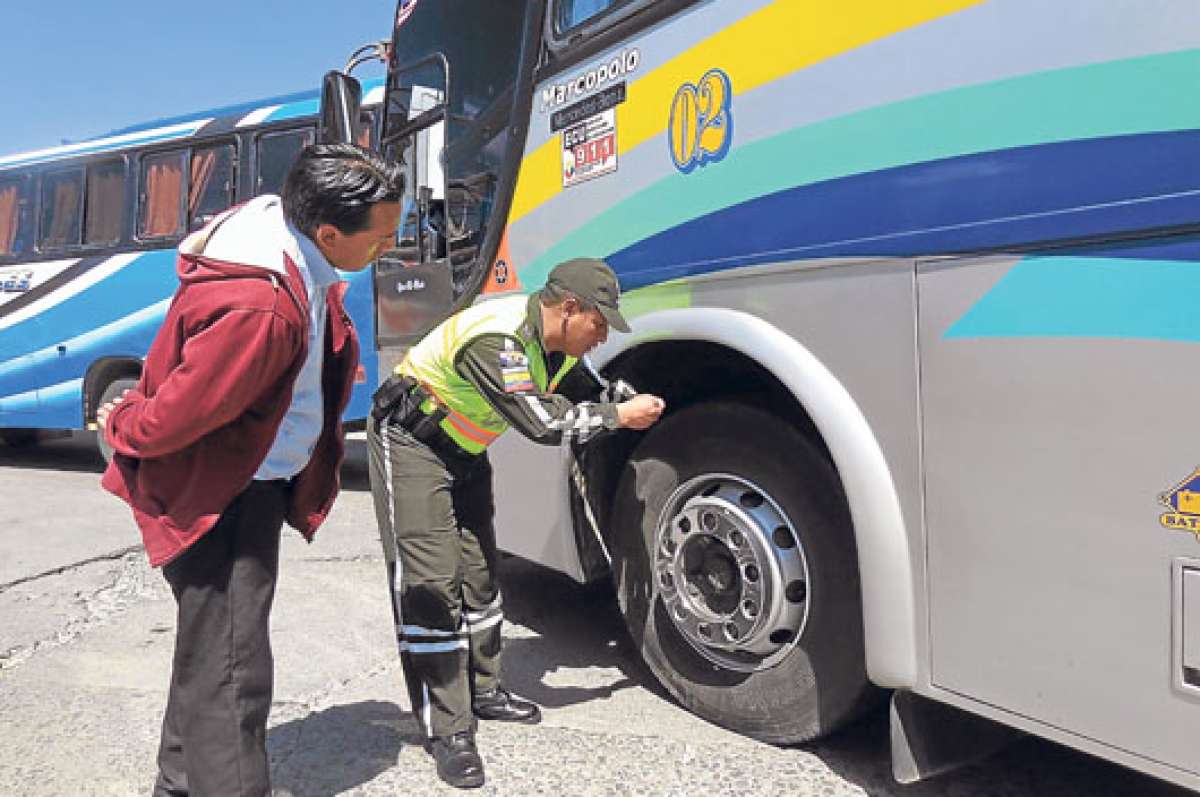Los conductores de transportes internacionales deber&aacute;n pedir los documentos de la carga. Foto: Cortes&Iacute;a / Senae