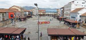 Vista de la Plaza de San Francisco remodelada. Cuenta con una pileta en su interior y espacios amplios.