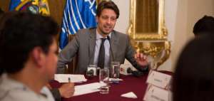 El ministro de Relaciones Exteriores, Guillaume Long, durante un conversatorio con la prensa. 