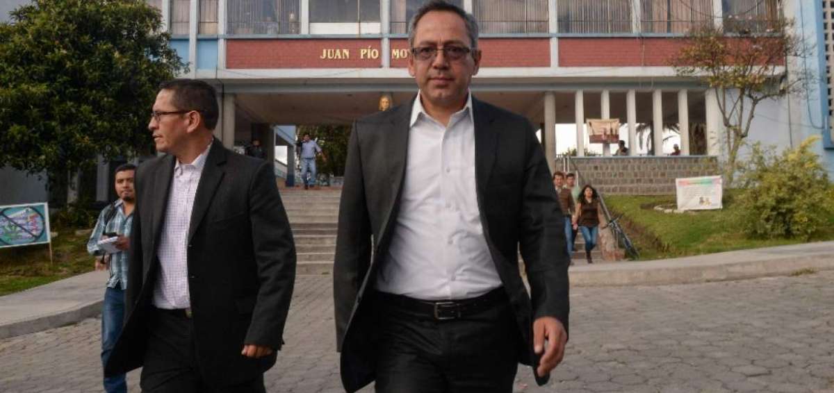 El funcionario advirti&oacute; que los 16 docentes deben acatar la decisi&oacute;n de la autoridad e incorporarse desde ma&ntilde;ana a los nuevos planteles asignados. 