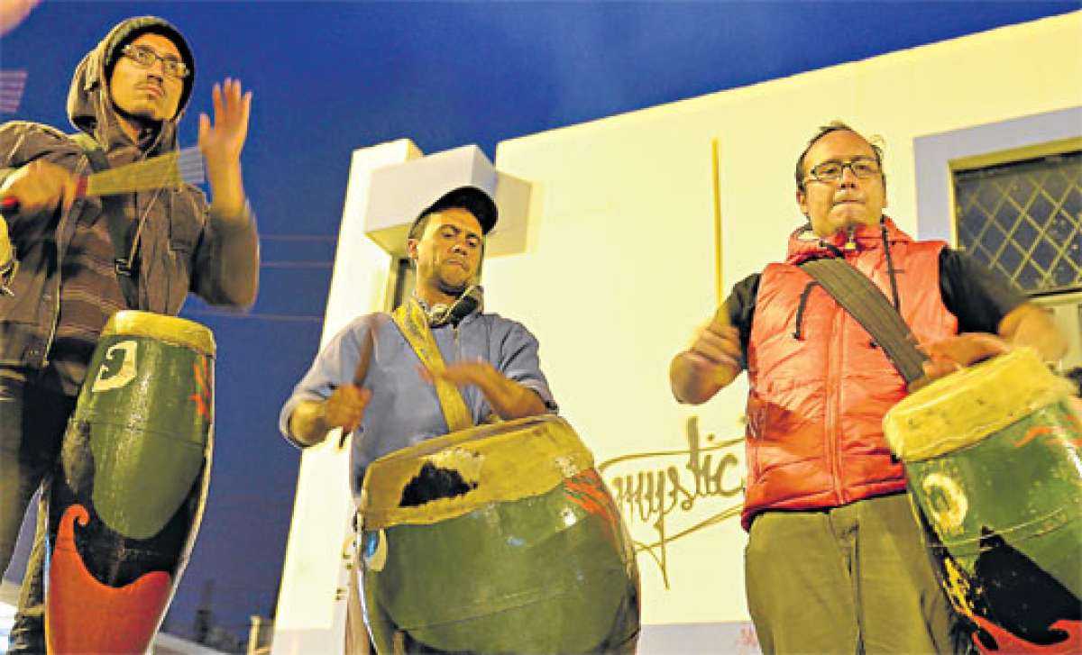 F&eacute;lix Atahualpa (i), fundador de la agrupaci&oacute;n; Rony Ortega, candombero uruguayo;  Romel Jurado, integrante, en plena interpretaci&oacute;n; ellos cada mi&eacute;rcoles se re&uacute;nen en el parque del barrio La Vicentina para interpretar su m&uacute;sica. Fotos: &Aacute;lvaro P&eacute;rez.