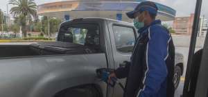 Los expendedores de gasolina se ven impedidos de respetar la distancia social de dos metros con otras personas.