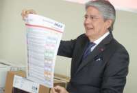 El presidente Guillermo Lasso muestra su apoyo a la Consulta Ciudadana, tras ejercer su voto en Guayaquil.