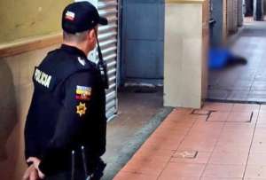 Elementos de la Policía Nacional se percataron que dos sujetos intentaban a un vehículo y repelieron a los antisociales.