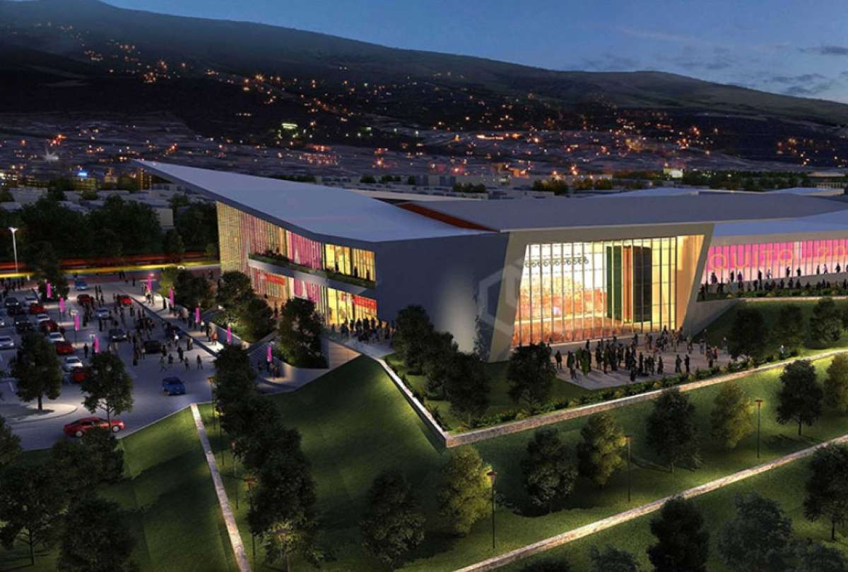 En los alrededores del Centro de Convenciones, en el parque Bicentenario (norte de Quito) se realizan cierres viales.