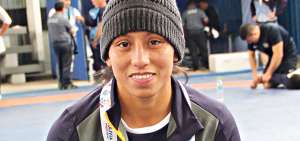 La ecuatoriana Luisa Valverde muestra la medalla de oro que gan&oacute; en la divisi&oacute;n de los 53 kilogramos de lucha, estilo libre, en los Juegos Suramericanos de Cochabamba.