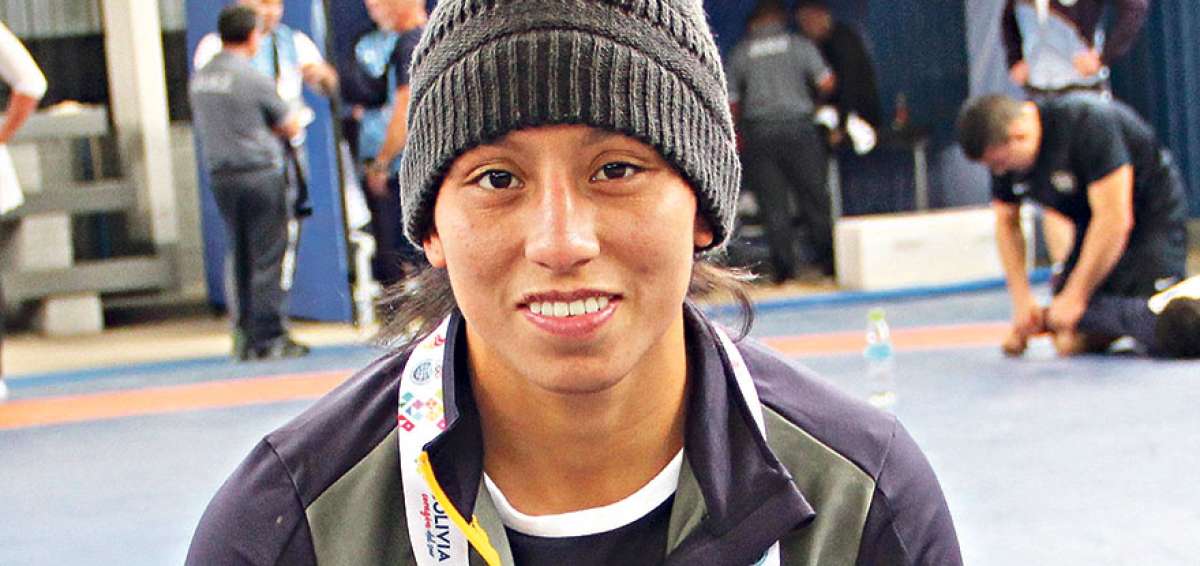 La ecuatoriana Luisa Valverde muestra la medalla de oro que gan&oacute; en la divisi&oacute;n de los 53 kilogramos de lucha, estilo libre, en los Juegos Suramericanos de Cochabamba.