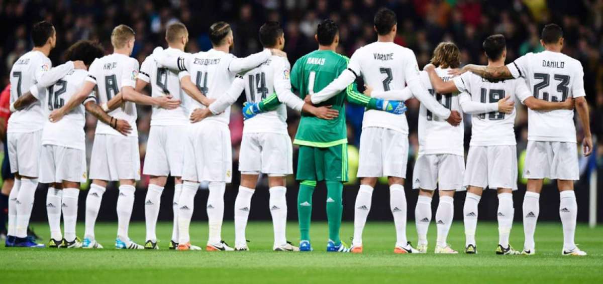 Los futbolistas del Real Madrid, durante el minuto de silencio por las v&iacute;ctimas del terremoto en Ecuador que se cumpli&oacute; antes del partido contra el Villarreal.