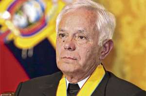 Jefe de Estado condecor&oacute; a obispo de Riobamba
