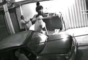 Una mujer desafió a asaltantes armados con un palo de escoba