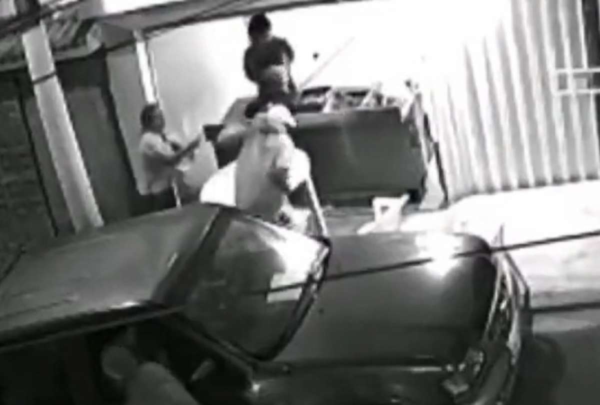 Una mujer desafió a asaltantes armados con un palo de escoba