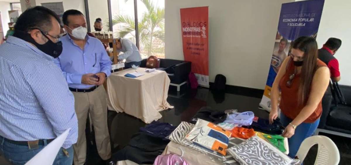 Emprendedores promocionan sus productos en rueda de negocios