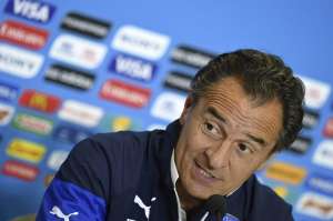 Prandelli presenta la dimisi&oacute;n: "El &aacute;rbitro nos ha robado"