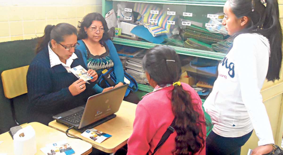Madres y padres de familia concurrieron a las mesas de informaci&oacute;n para resolver sus dudas y reportar sus inconvenientes, antes de empezar el a&ntilde;o escolar. Foto: Elizabeth Maggi / para El Tel&eacute;grafo