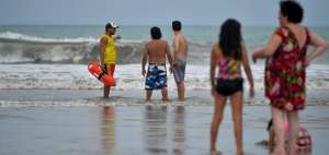 Los salvavidas est&aacute;n atentos para dar indicaciones a los ba&ntilde;istas sobre el estado del mar.