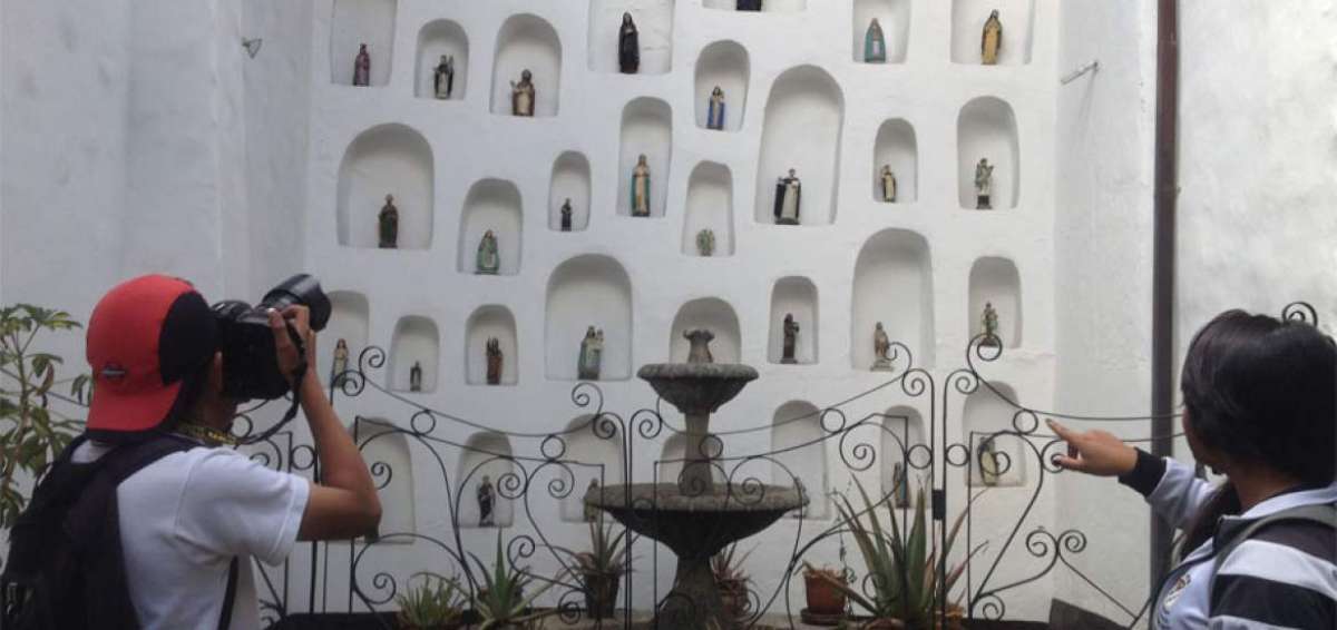 Los estudiantes realizan pr&aacute;cticas de fotograf&iacute;a y redacci&oacute;n en diferentes sectores de la ciudad de Cuenca.