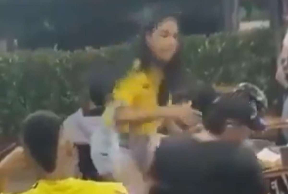 La escena, que incluy&oacute; una cachetada y reclamos por supuestas conversaciones encontradas, desat&oacute; un intenso debate entre los usuarios de redes sociales.