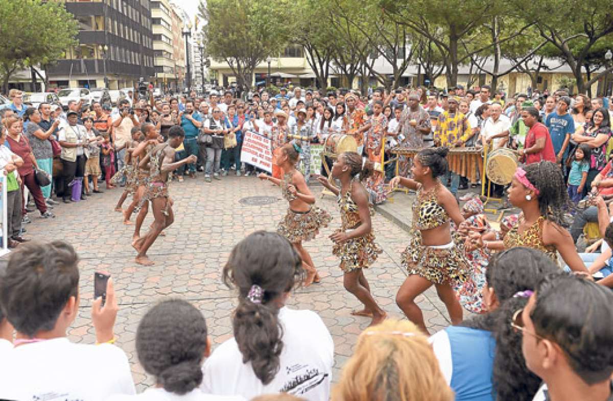 J&oacute;venes de diferentes sectores de la ciudad, Basti&oacute;n Popular, Nigeria, se concentraron por el D&iacute;a Internacional de la Juventud en la plaza de San Francisco. Foto: Jos&eacute; Mor&aacute;n/ El Tel&eacute;grafo