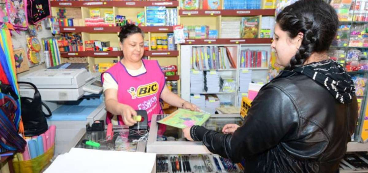 Con la cercan&iacute;a del inicio de clases, padres y madres de familia acuden a comprar los &uacute;tiles escolares.