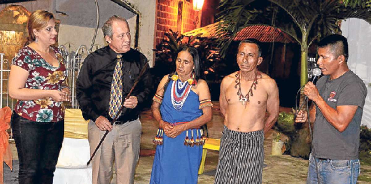 El alcalde de Chone, Deyton Alc&iacute;var, fue parte del intercambio cultural con los comuneros shuar. Foto: Cortes&iacute;a GAD de Chone