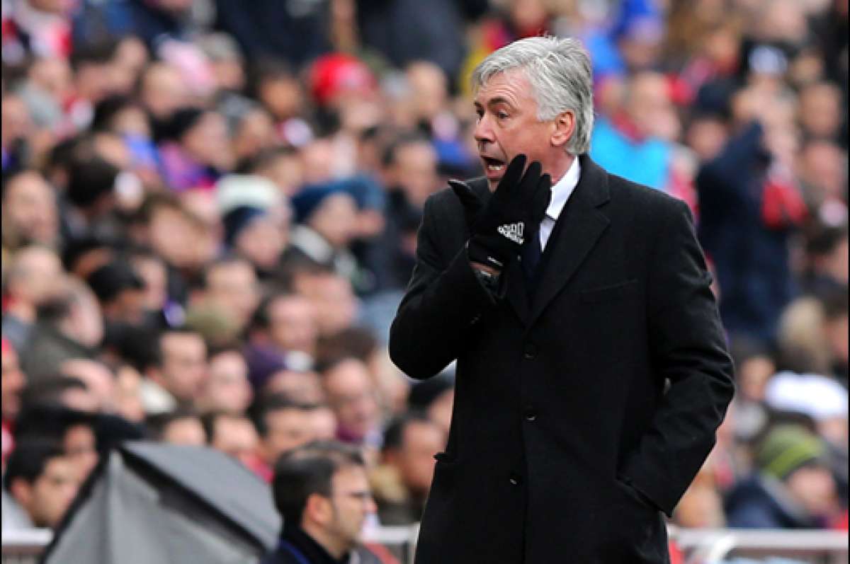 Visiblemente molesto, Carlo Ancelotti da instrucciones a sus jugadores el s&aacute;bado en el Vicente Calder&oacute;n. Foto: Afp