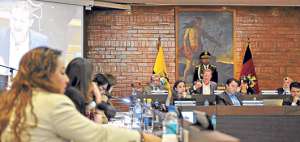 El alcalde Mauricio Rodas mostr&oacute; informes municipales para indicar que no se ha producido vinculaci&oacute;n oficial con el mexicano Luis Mu&ntilde;oz Orozco.  Foto: John Guevara/ El Tel&eacute;grafo