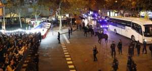 Agentes policiales resguardan los alrededores para mantener la seguridad previo al partido. 