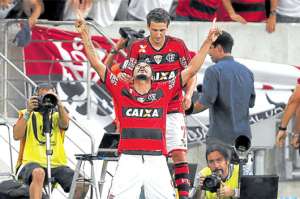 Elano (atr&aacute;s) festeja con Hernane la conquista del segundo gol de Flamengo ante Emelec. Foto: EFE