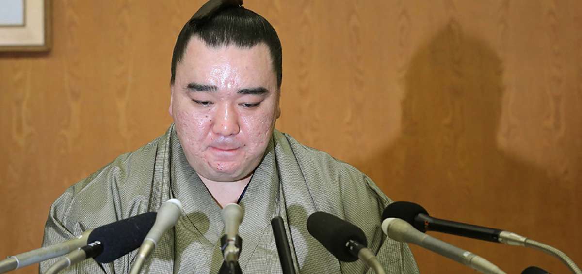 &rarr;Harumafuji llora durante el anuncio de su retiro definitivo del sumo. El luchador estuvo acompa&ntilde;ado de su maestro y dijo estar arrepentido.   
