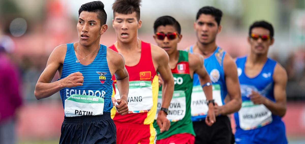 El atleta ecuatoriano &Oacute;scar Pat&iacute;n (izq.) liderando la segunda etapa de la prueba de los 5.000 metros marcha, de los Juegos Ol&iacute;mpicos de la Juventud 2018.