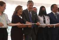 El presidente Guillermo Lasso (der.) junto a la primera dama María de Lourdes Alcívar, en la inauguración de la nueva unidad educativa en Guayaquil.