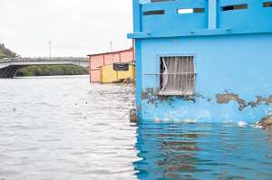 El aguaje, que hubo entre el domingo y mi&eacute;rcoles, origin&oacute; que el agua ingresara a las casas de la calle 17. Foto: William Orellana / El Tel&eacute;grafo