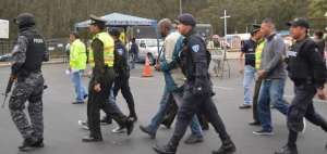 Bajo fuertes medidas de seguridad se cumpli&oacute;, en el viaducto que conecta &shy;&shy;Ecuador con Colombia, la entrega de los extranjeros a las autoridades del Instituto Nacional Penitenciario de Colombia (Inpec).